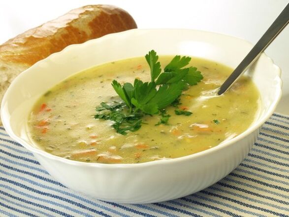Sup puri sayuran dengan lobak dalam menu diet minuman untuk penurunan berat badan