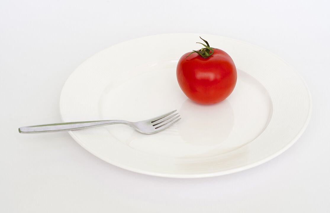 tomato dengan garpu di atas pinggan